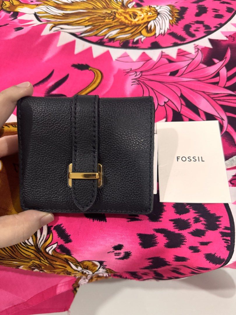 Fossil Minimalist Card Wallet Black (Category: Wallets & Card holders) located in Mexico. Submitted by hayascentph (Listing ID 1467299719, Image 2). Description: *Declutter *Mode of payment Gcash/Maya Wallet *Delivery Fee to be shouldered by buyer *We ship Nationwide *Courier JNT or LBC cash on delivery, Cash on pick up in nearest LBC branch Need a new scent? Follow my Facebook page for perfume finds! Facebook Page: Haya Scent Carousell: hayascen