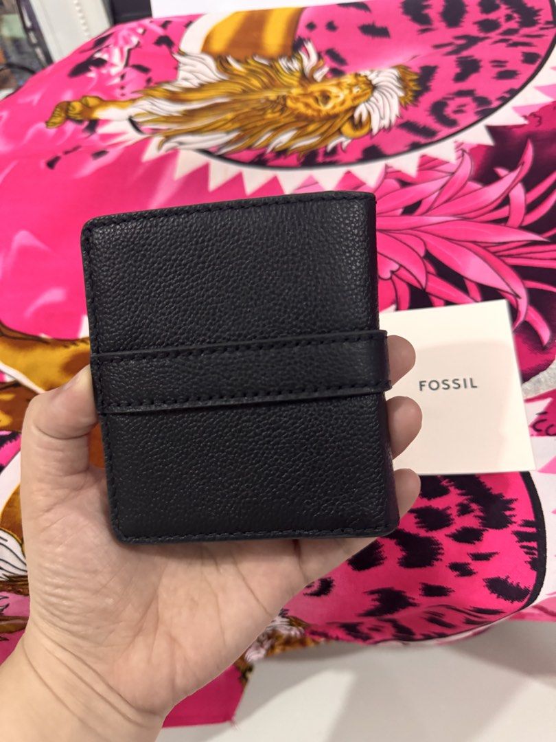 Fossil Minimalist Card Wallet Black (Category: Wallets & Card holders) located in Mexico. Submitted by hayascentph (Listing ID 1467299719, Image 3). Description: *Declutter *Mode of payment Gcash/Maya Wallet *Delivery Fee to be shouldered by buyer *We ship Nationwide *Courier JNT or LBC cash on delivery, Cash on pick up in nearest LBC branch Need a new scent? Follow my Facebook page for perfume finds! Facebook Page: Haya Scent Carousell: hayascen