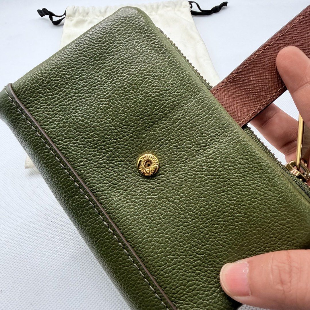 Fossil Orig Wallet (Category: Wallets & Card holders) located in Quezon City. Submitted by ajandstevenshopscorner (Listing ID 1467260125, Image 3). Description: Napalitan na yung sa lock In excellent condition Pass sa barat Philcoa qc location.