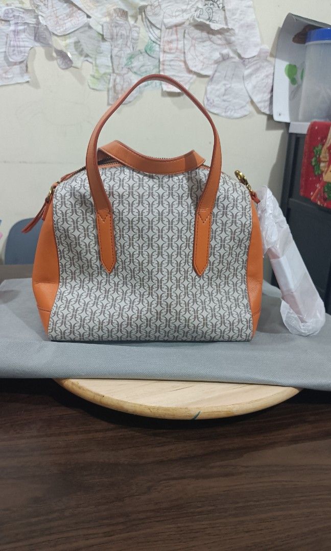 Fossil Sidney Satchel (Category: Shoulder Bags) located in Pasig City. Submitted by lala_alday (Listing ID 1467198634, Image 1). Description: Fossil Satchel Sidney Storebought US Just arrived Brandnew with Tag RFS: want bigger bag.
