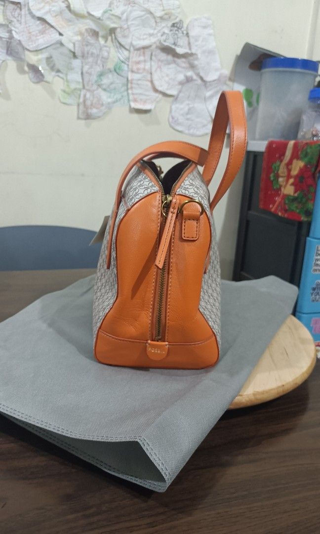 Fossil Sidney Satchel (Category: Shoulder Bags) located in Pasig City. Submitted by lala_alday (Listing ID 1467198634, Image 2). Description: Fossil Satchel Sidney Storebought US Just arrived Brandnew with Tag RFS: want bigger bag.