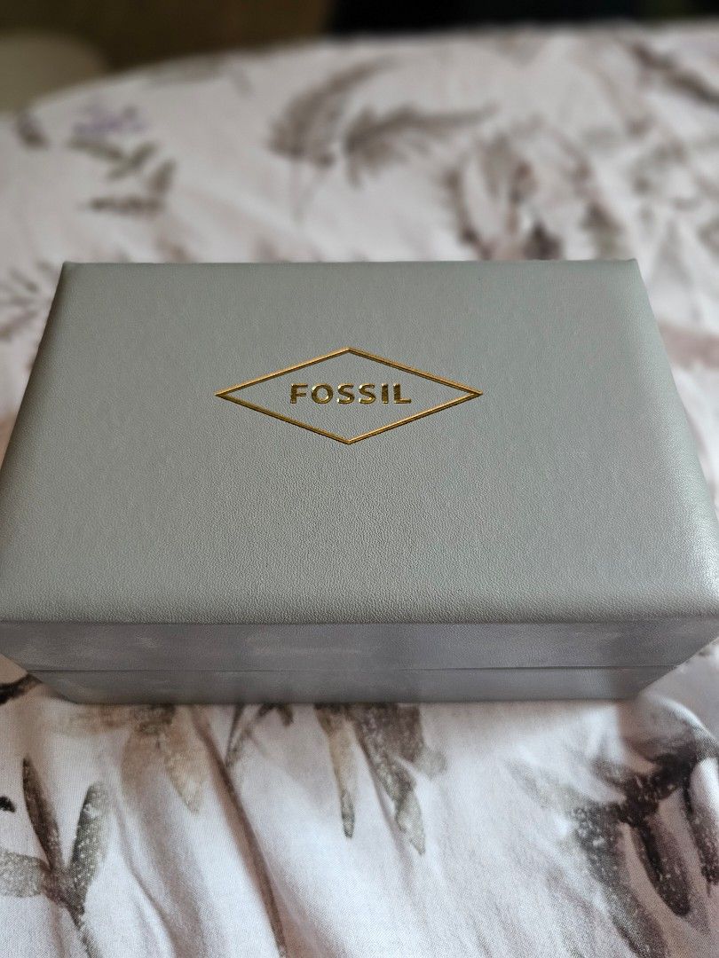 Fossil skeleton watch automatic (Category: Announcements) located in Manila. Submitted by potpotyu (Listing ID 1467192758, Image 1). Description: no issue original complete with box .