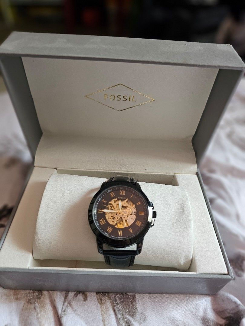 Fossil skeleton watch automatic (Category: Announcements) located in Manila. Submitted by potpotyu (Listing ID 1467192758, Image 2). Description: no issue original complete with box .