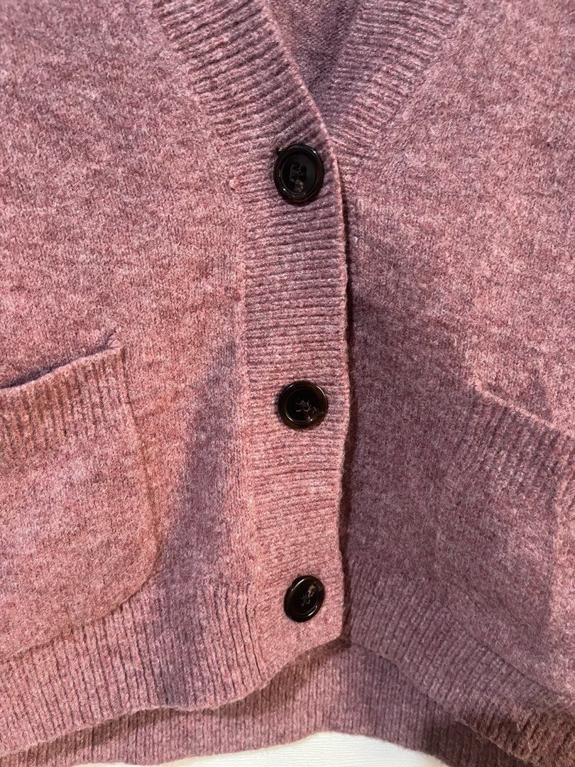Uniqlo Cardigan (Category: Coats, Jackets and Outerwear) located in Baguio. Submitted by the.lostwardrobe (Listing ID 1467263241, Image 3). Description: Uniqlo Cardigan - M on tag, fits small-medium frame - dimes: 22L 21W - no flaws or issues Loc: Baguio City PHP 380 + shipping fee (fixed) Friendly note: Price is already fixed po..