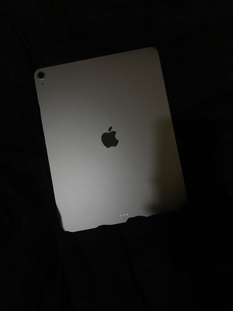 IPAD M4 2026 13 INCH (Category: iPad) located in Manila. Submitted by senyoritojin (Listing ID 1467361457, Image 2). Description: BOUGHT LAST JULY 2026 ONLY - comes with original box and cable.
