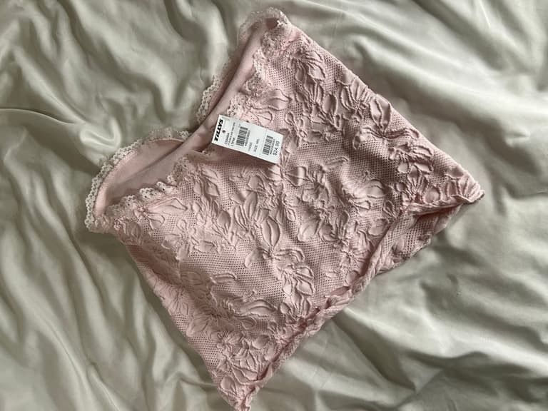 Full tilt (Category: Others Tops) located in Manila. Submitted by icamalicdem29 (Listing ID 1467211707, Image 3). Description: This is a light pink ribbed lace-trim top from the brand Full Tilt made of 92% nylon and 8% spandex, sized S/M. Ask a follow-up.