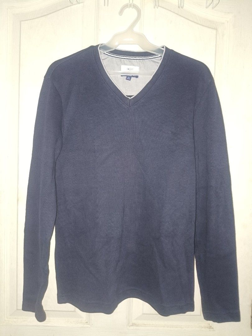 G2000 Men Navy Blue V-Neck Sweater (Category: Coats, Jackets and Outerwear) located in Bacoor. Submitted by knncze (Listing ID 1467206534, Image 2). Description: • thrifted, wore it ×2 • size tag: M • W×L - 19×26 • issue - none.