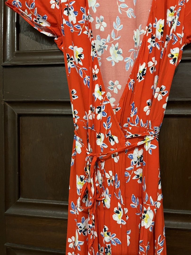 GAP Red Floral Wrap Dress (Category: Dresses) located in Makati City. Submitted by yoursecondbest (Listing ID 1467251920, Image 3). Description: Used once or twice. Perfect for small-medium size! Such a steal!.