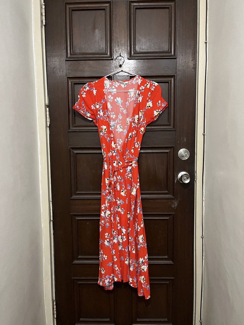 GAP Red Floral Wrap Dress (Category: Dresses) located in Makati City. Submitted by yoursecondbest (Listing ID 1467251920, Image 1). Description: Used once or twice. Perfect for small-medium size! Such a steal!.