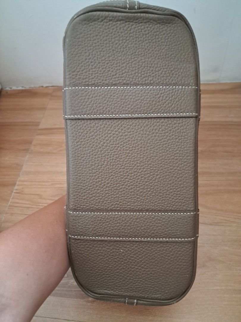 Garden bag (Category: Luxury Bags & Wallets) located in Muntinlupa City. Submitted by msshoppingera (Listing ID 1467195591, Image 3). Description: Genuine leather Garden party bag. No brand. No peeling, no scuffings, no foul smell. Pen marks at the bottom of the interior. Payment first before shipping. Shipping fees will be shouldered by the buyer. No return No exchange .