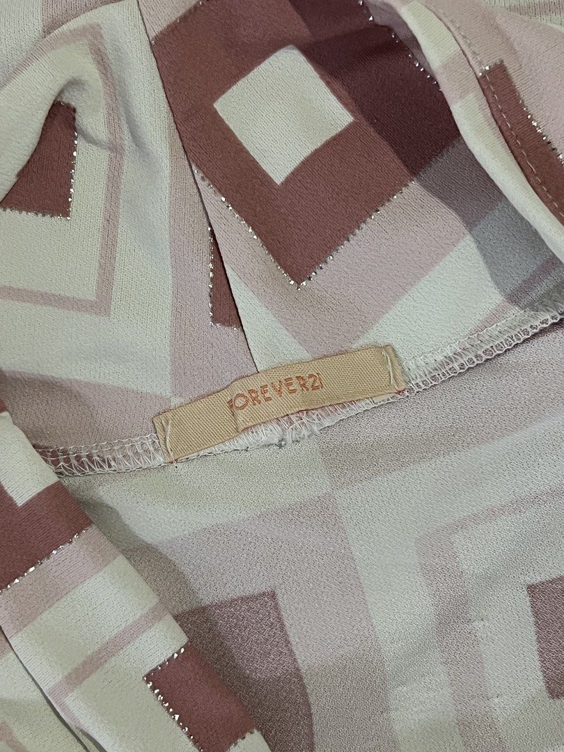 Geometric print cowl neck top (Category: Blouses) located in Las Pinas. Submitted by jilanah (Listing ID 1467354862, Image 2). Description: Missing belt/ribbon.