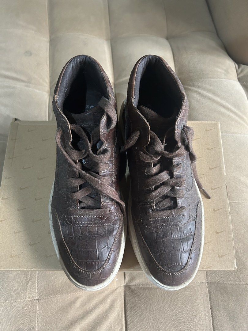Geox Deiven D Leather Sneaker (Category: Sneakers) located in Pasig City. Submitted by ethanlucass (Listing ID 1467183124, Image 2). Description: WTS U Deiven D Mens Brown Leather Lace Up Shoes Issues: Rep box, natambak lang. Can clean throughly before shipping Used 1 time - 10/10 condition! RFS: Decluttering Size 9 ₱2,000 DM me! 📲.