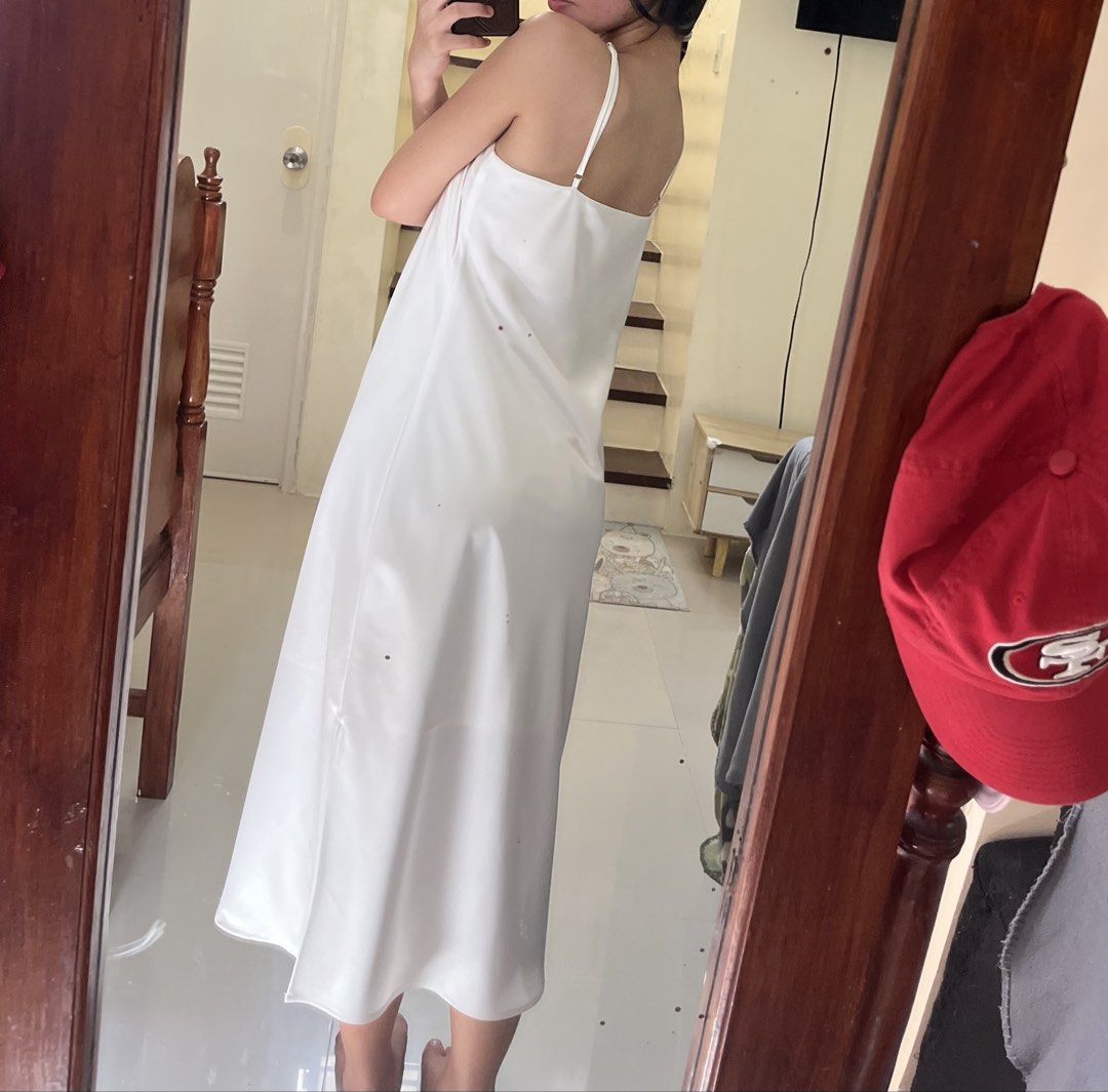 Gianni Bini silk white timeless dress (Category: Dresses) located in Subic. Submitted by p0rcelain (Listing ID 1467286326, Image 2). Description: So elegant and classy! For more inquiries, please don’t hesitate to message me!.