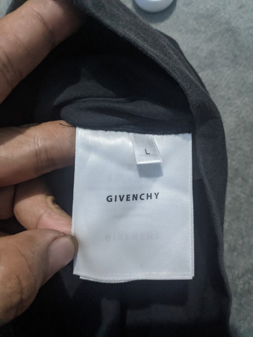 Givenchy Lock Graphic tee (Category: Tshirts & Polo Shirts ) located in San Ildefonso. Submitted by tripniberto (Listing ID 1467327319, Image 3). Description: Givenchy Dimes:22.5/30 Issue: Need wash, Sign of use,faded neck, minimal hairlines Color Rate: 8.8/10(or better) (lighting may affect the color on images) MOP: gcash MOD: j&t(+sf) NO RUSH SHIPPING!!! (3-5days Ship out!) please manage your expectations this is ukay items PM if interested 📩 