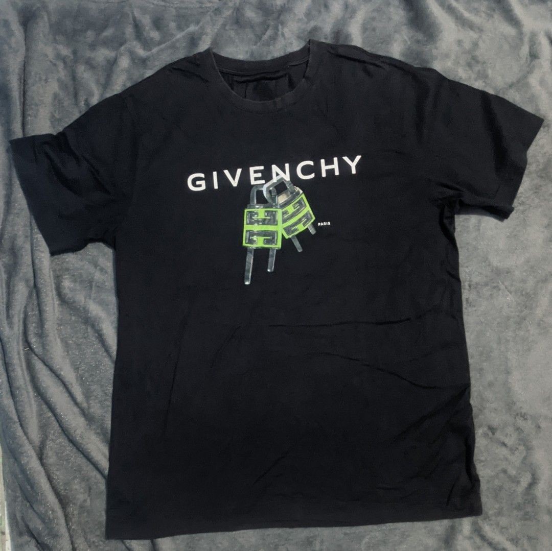 Givenchy Lock Graphic tee (Category: Tshirts & Polo Shirts ) located in San Ildefonso. Submitted by tripniberto (Listing ID 1467327319, Image 1). Description: Givenchy Dimes:22.5/30 Issue: Need wash, Sign of use,faded neck, minimal hairlines Color Rate: 8.8/10(or better) (lighting may affect the color on images) MOP: gcash MOD: j&t(+sf) NO RUSH SHIPPING!!! (3-5days Ship out!) please manage your expectations this is ukay items PM if interested 📩 