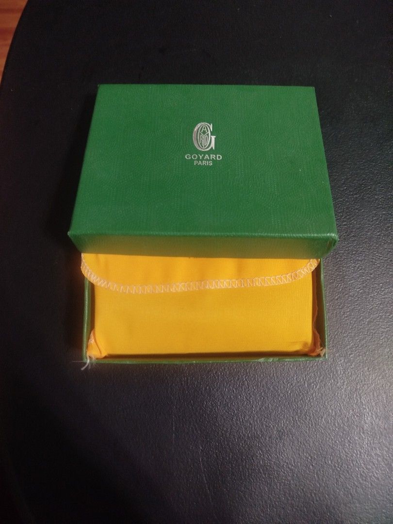 Goyard Wallet (Category: Wallets & Card Holders) located in Manila. Submitted by chacevillano13 (Listing ID 1467323899, Image 1). Description: RFS: Hindi na ginagamit FB: Chase Villano Complete Box Issue: Minor Paint chips end to end barely noticeable, mejo creased, missing goyard card.