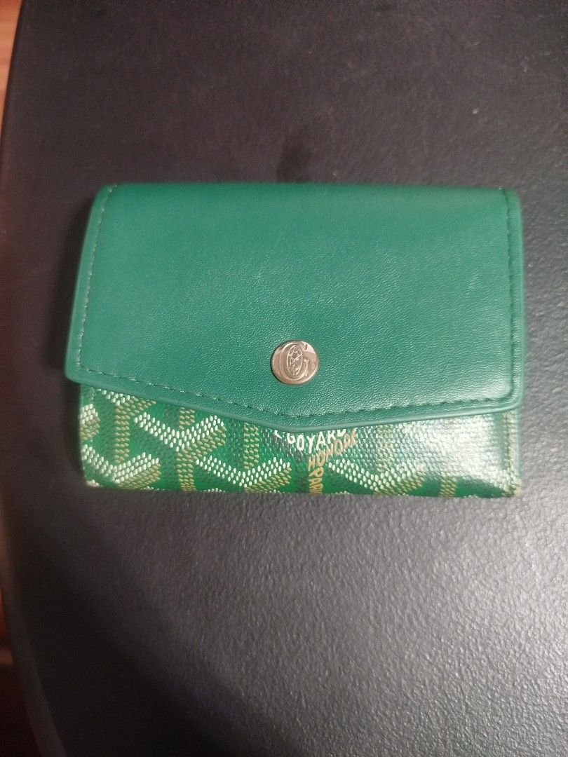 Goyard Wallet (Category: Wallets & Card Holders) located in Manila. Submitted by chacevillano13 (Listing ID 1467323899, Image 2). Description: RFS: Hindi na ginagamit FB: Chase Villano Complete Box Issue: Minor Paint chips end to end barely noticeable, mejo creased, missing goyard card.