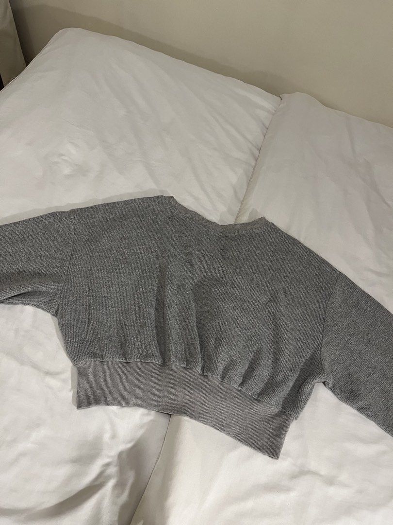 Gray Cropped top Korean long sleeves (Category: Longsleeves) located in Manila. Submitted by xxx0727 (Listing ID 1467279326, Image 3). Description: - Small size to Medium size .