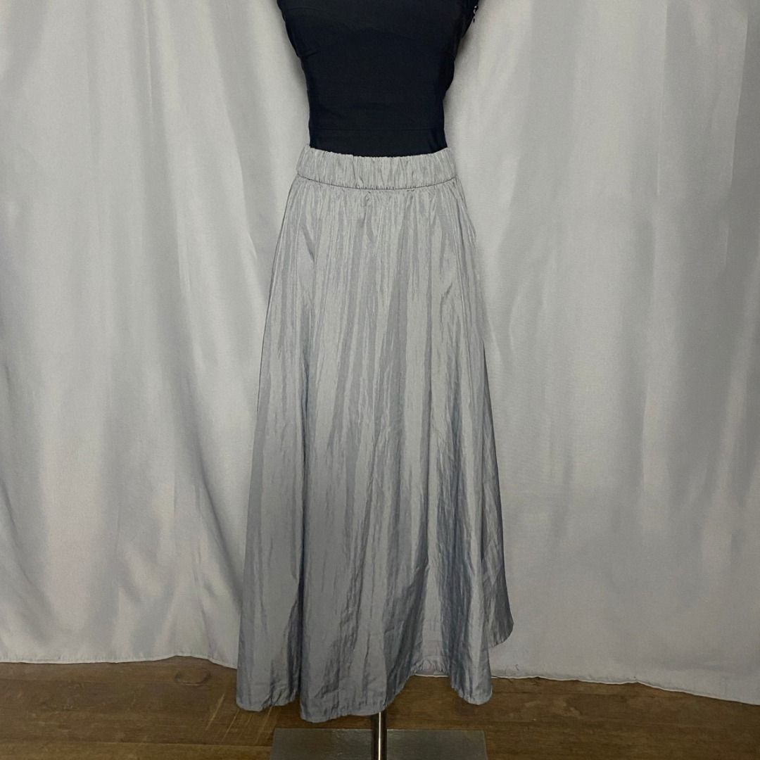Gray nylon-like skirt (Category: Skirts) located in Las Pinas. Submitted by ipickyou (Listing ID 1467344977, Image 1). Description: Unwashed Condition: 10/10 𝗠𝗲𝗮𝘀𝘂𝗿𝗲𝗺𝗲𝗻𝘁𝘀 𝘄𝗵𝗲𝗻 𝗹𝗮𝗶𝗱 𝗳𝗹𝗮𝘁: -Waist: 13-18” -Length: 33” .
