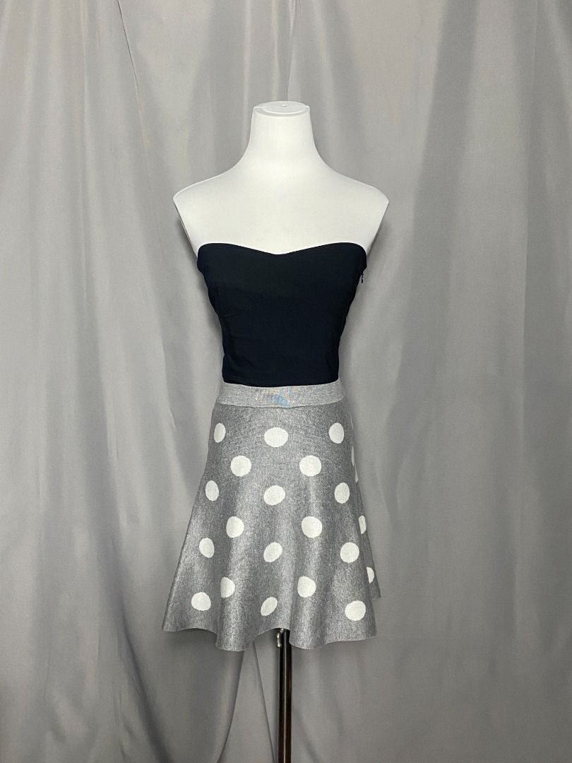 Gray polka dots knit mini skirt (Category: Skirts) located in Las Pinas. Submitted by ipickyou (Listing ID 1467344395, Image 2). Description: Unwashed Condition: 10/10 𝗠𝗲𝗮𝘀𝘂𝗿𝗲𝗺𝗲𝗻𝘁𝘀 𝘄𝗵𝗲𝗻 𝗹𝗮𝗶𝗱 𝗳𝗹𝗮𝘁: -Waist: 12-15 1/2” -Length: 16 1/2” .