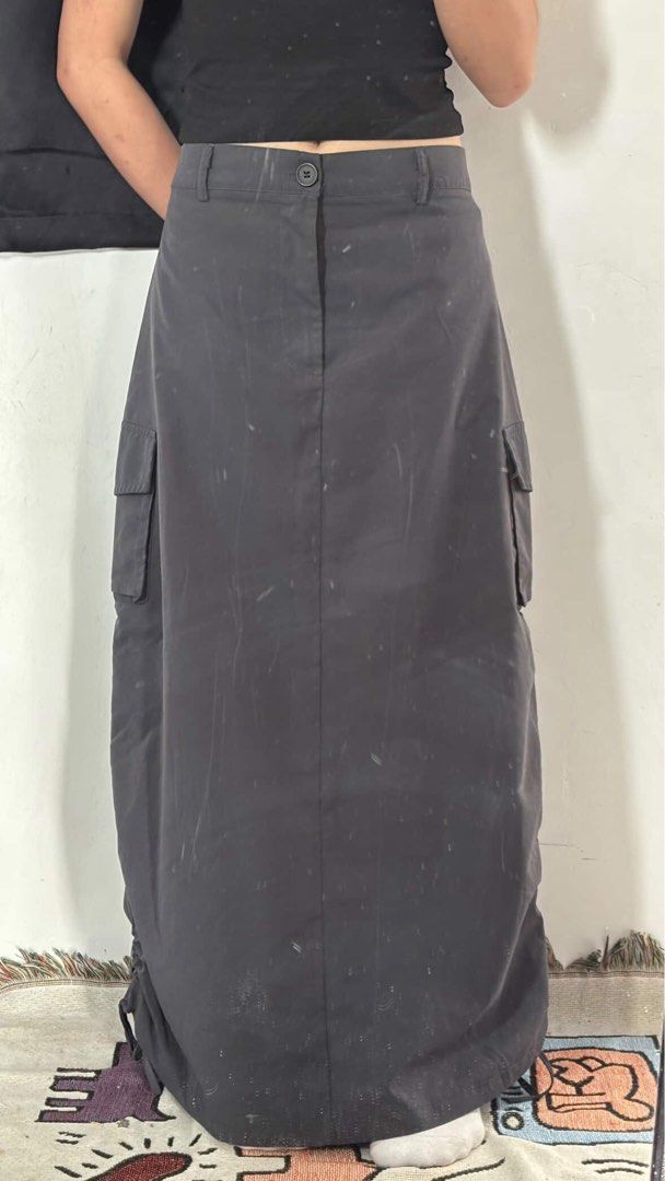 Gray Ruched Maxi Skirt (Category: Skirts) located in Valenzuela. Submitted by deztinyy (Listing ID 1467342566, Image 1). Description: W: 32 L: 36 .