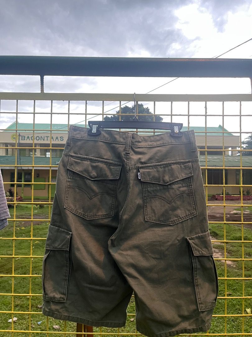 Green cargo shorts with multiple pockets (Category: Shorts) located in Valencia. Submitted by vncnttroy (Listing ID 1467269462, Image 2). Description: - Color: Green - Style: Utility cargo shorts with classic fit and belt loops - Pockets: Multiple side and back pockets with secure button-closure flaps - Material: Sturdy, durable fabric construction - Ideal for: Casual outdoor activities, hiking, or everyday errands.