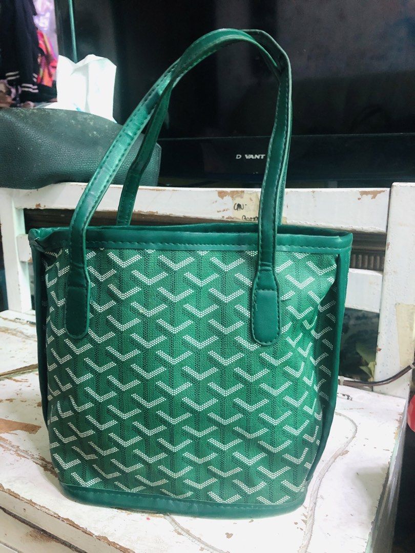 Green Geo Mini Tote Bag (Category: Tote Bags) located in Manila. Submitted by noemiaspa1702 (Listing ID 1467245545, Image 1). Description: - Style: Trendy green mini tote bag with a geometric chevron pattern and green trim - Design: Structured boxy base with comfortable double shoulder handles - Practicality: Lightweight and spacious interior for your everyday essentials - Condition: Brand new and ready to use.
