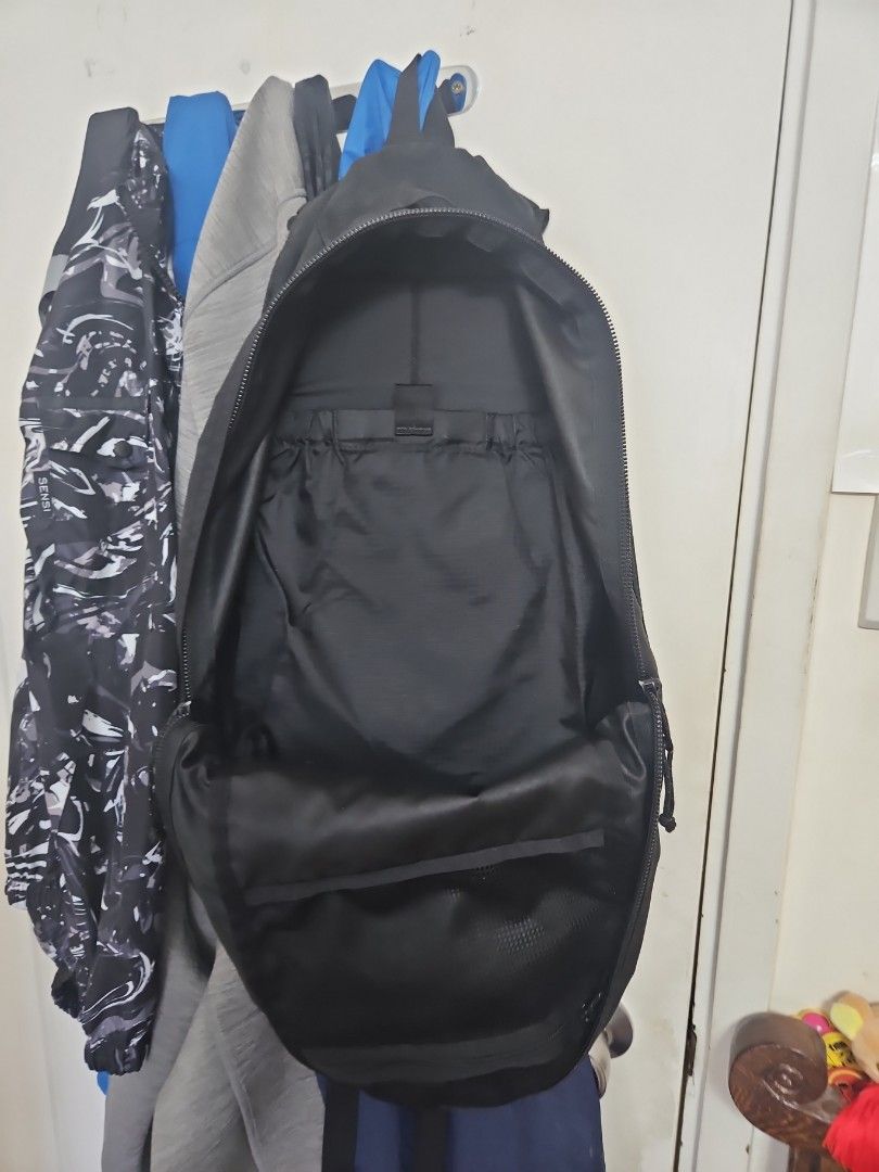 Gregory 黑色背囊 暗花 （分類：背包）位於 Hong Kong。 由 kit336699 提交（商品編號 1467261754，圖片 3）。簡介： 黑色 Gregory 背囊，前面有品牌 Logo 布章同埋拉鍊袋，拉鍊頭有繩結方便開合。袋身有扣帶設計。入面空間大，有間隔同索繩位，放野好方便。日常返學或者出街用都啱使。。