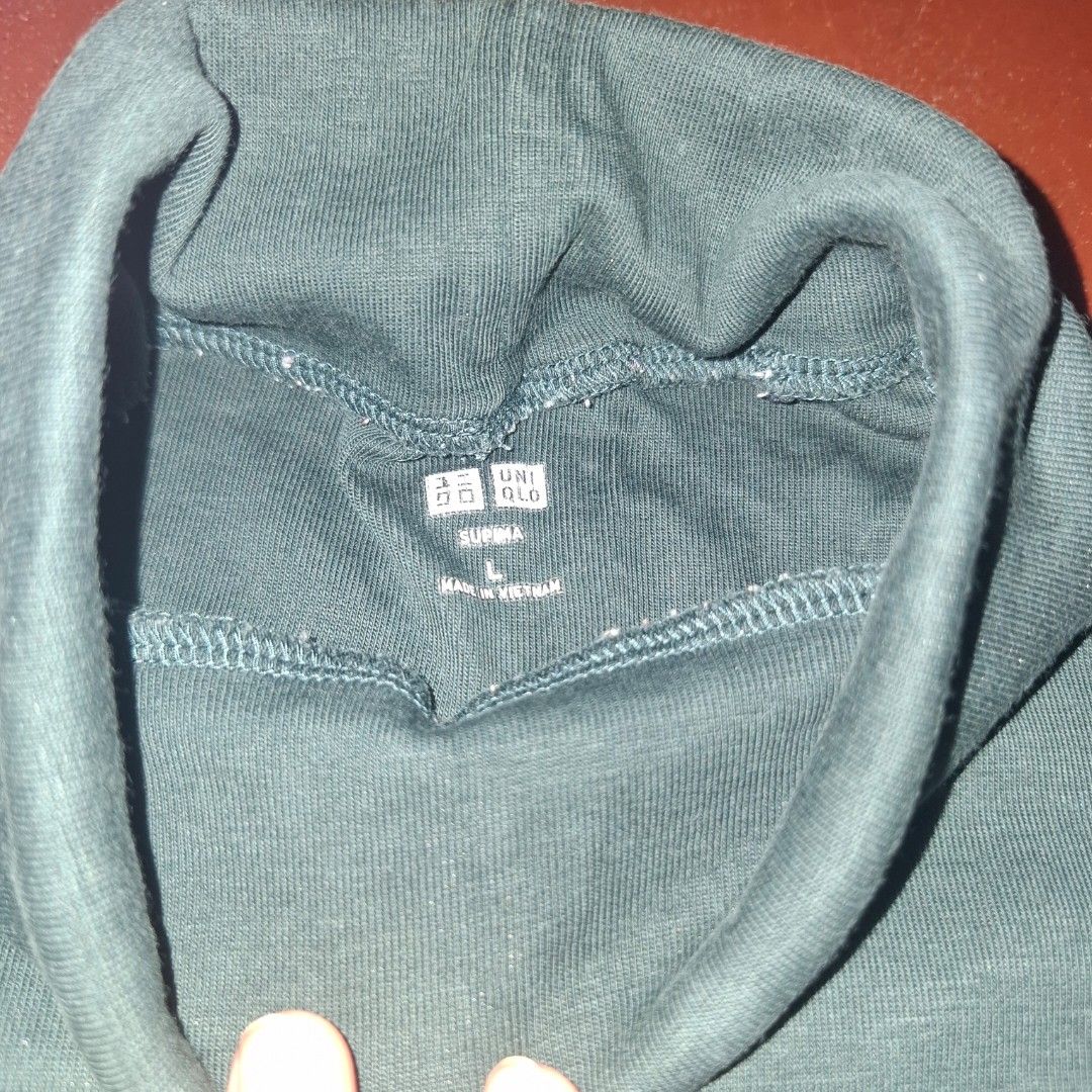 Gren Turtle neck (Category: Longsleeves) located in Adams. Submitted by frog_and_clover (Listing ID 1467313424, Image 2). Description: green turtle neck, can fit small to medium. what you see is what you get.