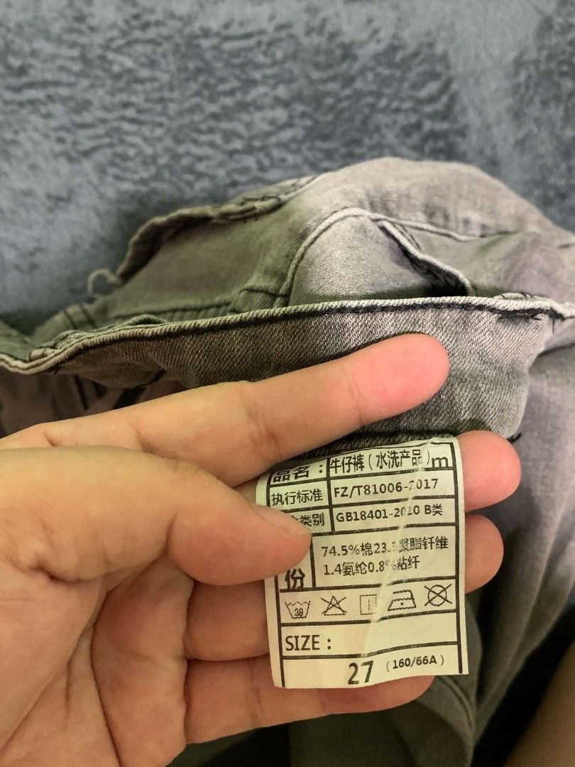 Grey Raw Hem Flare Jeans Size 27 (Category: Jeans) located in Manila. Submitted by quishi061210 (Listing ID 1467203121, Image 3). Description: - Grey flare jeans with trendy raw frayed hems - Size: 27 (160/66A) - Mid to high rise fit for a flattering silhouette - Functional front and back pockets - Secure button closure and zip fly - Comfortable cotton blend material - Cool washed style with faded coloring throughout.