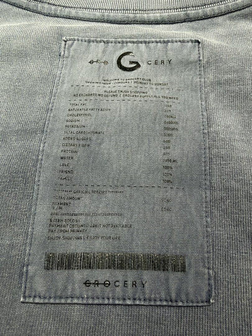 GROCERY WASHED INVOICE TEE / HEAVY WEIGHT FADED GREY 全棉 重洗水 灰藍色 短袖T恤 100% COTTON T-SHIRT 男女合適 UNISEX 香港本地品牌 AUTHENTIC 正版 (SIZE 03) 實物拍攝 (胸寬約60CM、衫長約80CM) 歡迎詢問 （分類：T-shirt、恤衫、有領衫）位於 Hong Kong。 由 _var_ 提交（商品編號 1467350454，圖片 6）。簡介： GROCERY WASHED INVOICE TEE / HEAVY WEIGHT FADED GREY 全棉 重洗水 灰藍色 短袖T恤 100% COTTON T-SHIRT 男女合適 UNISEX 香港本地品牌 AUTHENTIC 正版 (SIZE 03) 實物拍攝 (胸寬約60CM、衫長約80CM) 清洗後閒置 完美主義者請勿購買 現貨發售 歡迎詢問 ***注意: 照片顏色與實物略有分別，購買前請留意*** 。