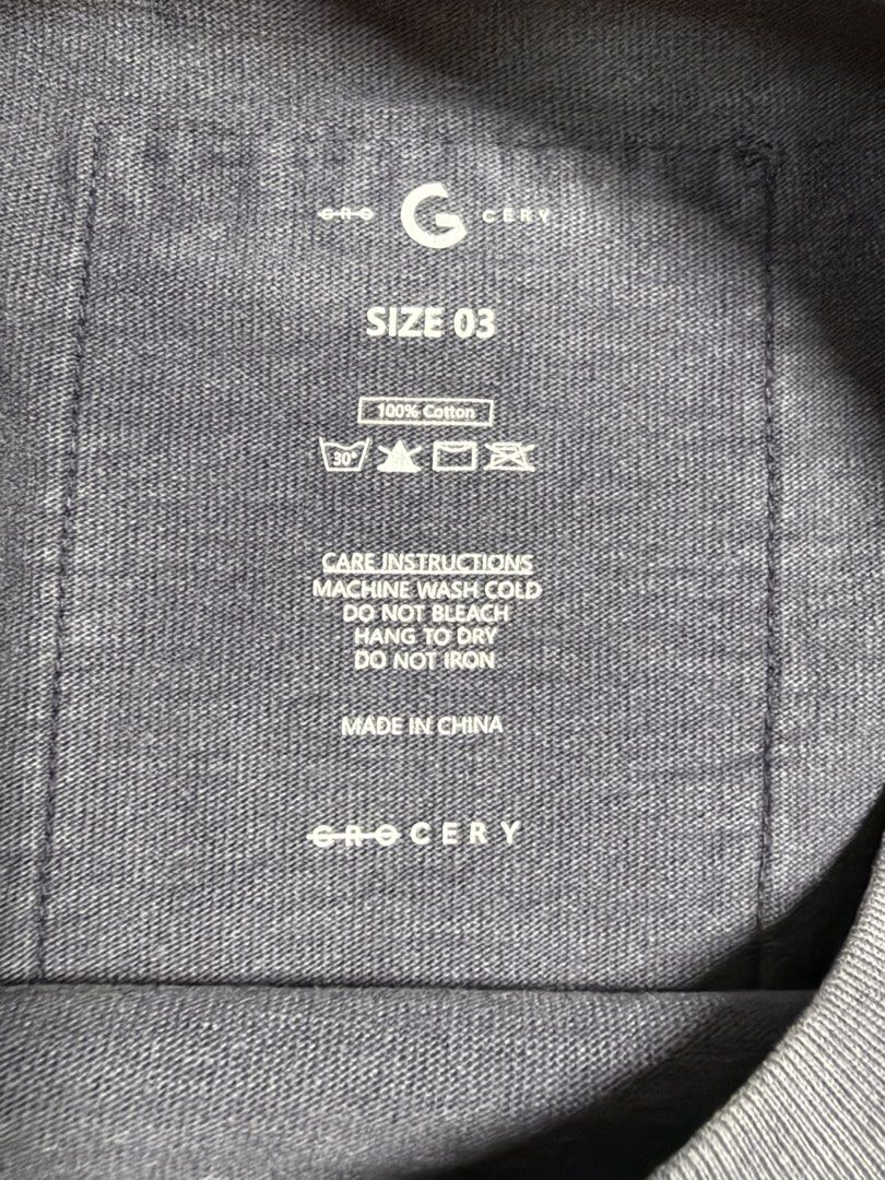 GROCERY WASHED INVOICE TEE / HEAVY WEIGHT FADED GREY 全棉 重洗水 灰藍色 短袖T恤 100% COTTON T-SHIRT 男女合適 UNISEX 香港本地品牌 AUTHENTIC 正版 (SIZE 03) 實物拍攝 (胸寬約60CM、衫長約80CM) 歡迎詢問 （分類：T-shirt、恤衫、有領衫）位於 Hong Kong。 由 _var_ 提交（商品編號 1467350454，圖片 4）。簡介： GROCERY WASHED INVOICE TEE / HEAVY WEIGHT FADED GREY 全棉 重洗水 灰藍色 短袖T恤 100% COTTON T-SHIRT 男女合適 UNISEX 香港本地品牌 AUTHENTIC 正版 (SIZE 03) 實物拍攝 (胸寬約60CM、衫長約80CM) 清洗後閒置 完美主義者請勿購買 現貨發售 歡迎詢問 ***注意: 照片顏色與實物略有分別，購買前請留意*** 。