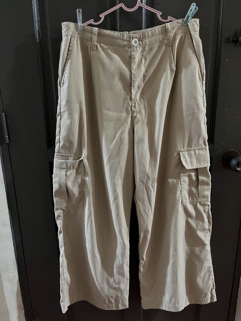 GTW URBAN KHAKI CARGO PANTS (Category: Other Bottoms) located in Manila. Submitted by karekaeh (Listing ID 1467354838, Image 1). Description: good as new! used but not abused.