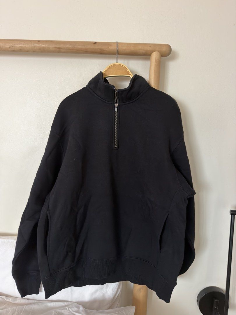GU Black Half Zip Sweatshirt Unisex Size Large (Category: Coats, Jackets and Outerwear) located in Manila. Submitted by mythiftstore (Listing ID 1467249730, Image 1). Description: Brand: GU from Japan Color: Black Size: Large Shipping sagot nyo.