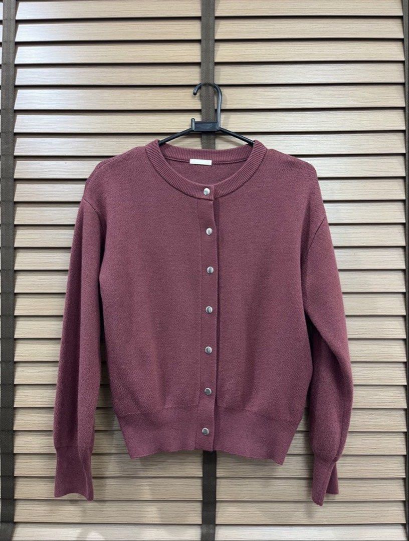 GU Button-up Knit Cardigan (Category: Coats, Jackets and Outerwear) located in Dagupan City. Submitted by second.sparks (Listing ID 1467243154, Image 1). Description: - Excellent condition Rfs: a bit small for a cardigan - great fit if you have xs to s body frame.