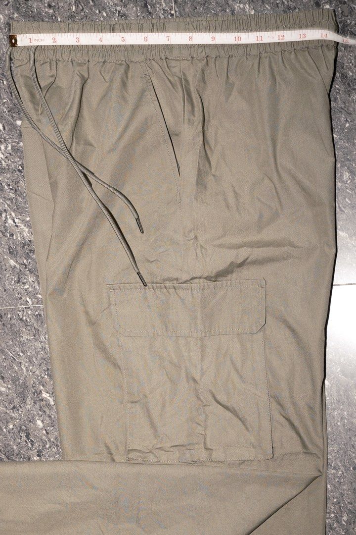 GU Olive Green Cargo Pants Size L (Category: Jeans) located in Guiguinto. Submitted by aries_ji (Listing ID 1467249297, Image 2). Description: - Brand/Model: GU Cargo Pants - Color: Olive Green - Size: L - Material: Comfortable & durable cotton-polyester blend - Waistband: Elastic with adjustable drawstring - Pockets: Large side cargo pockets for storage - Fit: Relaxed fit with cuffed ankles - Condition: Brand new / Excellent (Ready to ship!).