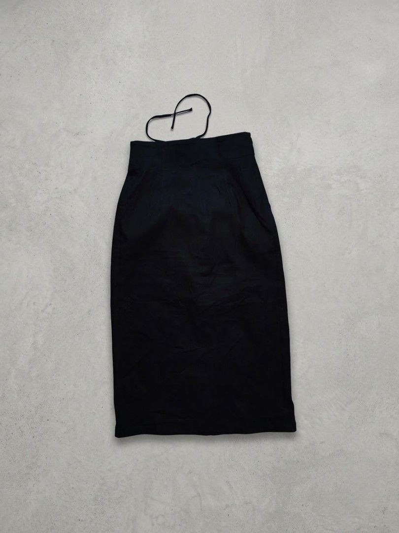 GU RACE UP SKIRT (Category: Skirts) located in San Carlos City. Submitted by angkols_thrift19 (Listing ID 1467195854, Image 2). Description: GU Race-Up Narrow Midi Skirt ( THRIFTED ) --- Size Large (Not yet measured on measuring tape) • Fabric Composition: • Rayon: 79% • Nylon: 19% • Polyurethane: 2% PRICE : 799+SF (NEGOTIABLE).