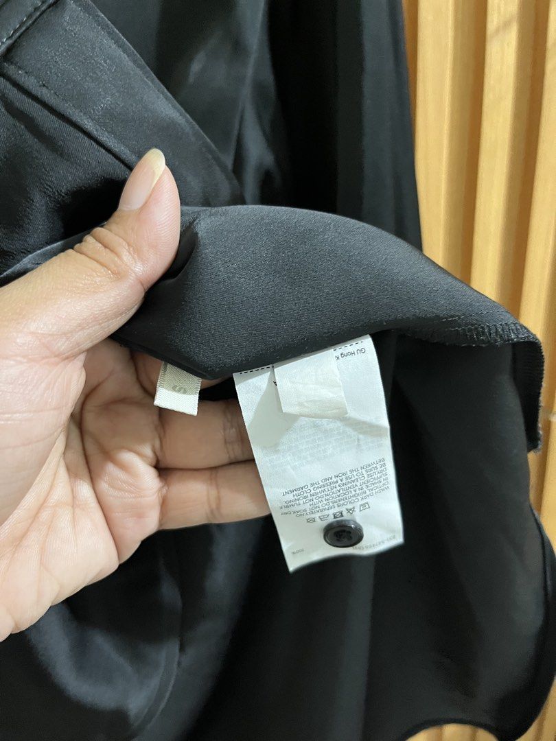 GU Satin Oversized Long sleeve (Category: Longsleeves) located in Caloocan City. Submitted by ynna_27 (Listing ID 1467330546, Image 3). Description: GU Satin Oversized Long sleeve Used - Bnew Condition Keep ko to pag walang nag mine 🥰 Small on tag Issue : x Prixe 550.