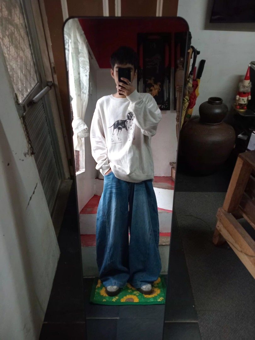 gu sweatshirt (Category: Coats, Jackets and Outerwear) located in San Isidro. Submitted by lagloots (Listing ID 1467297728, Image 2). Description: gu sweatshirt soft cotton (comfyy) large on tag but fits boxy xl 📌model's reference: 5'7, 45kg DIMES (IN INCHES) LENGTH: 27 / WIDTH: 24.5 CONDITION: 9/10 [] COLOR RATE: 9/10 ISSUE: slightly visible stains.