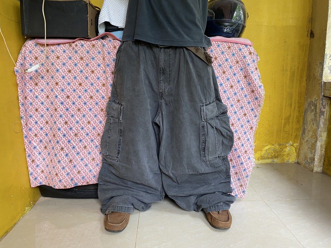 G.U UNIQLO BAGGY (Category: Jeans) located in Davao. Submitted by giegarments (Listing ID 1467296194, Image 1). Description: Brand:G.U UNIQLO MASSIVE CARGO BAGGY PANTS DIMENSION/INCHES📏 W:36 L:41 T:16 H:10 -hard -thick -heavy -crispy -asnew condition -deadstock -must have -9.8/10 color rate -solid to -fav Price:650+shipping (automatically yours).