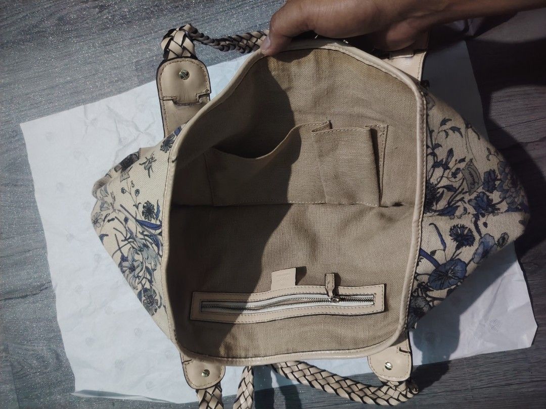 GUCCI (Category: Luxury Bags & Wallets) located in Manila. Submitted by del96 (Listing ID 1467267450, Image 3). Description: #4.