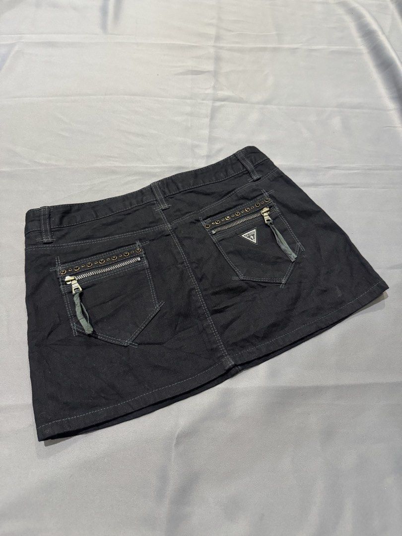 Guess skirt luxury edition (Category: Skirts) located in Bacoor. Submitted by 999archives_ (Listing ID 1467337127, Image 2). Description: Guess luxury edition skirt black.