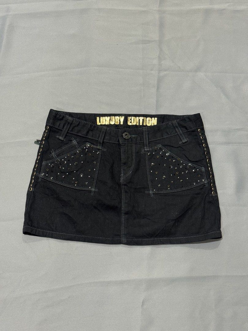 Guess skirt luxury edition (Category: Skirts) located in Bacoor. Submitted by 999archives_ (Listing ID 1467337127, Image 1). Description: Guess luxury edition skirt black.