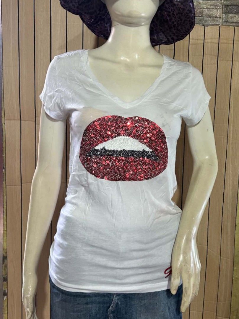 Guess white v-neck (Category: Shirts) located in Davao. Submitted by 07dward (Listing ID 1467356834, Image 2). Description: guess white v-neck , red and black sequin -embellished lip design.