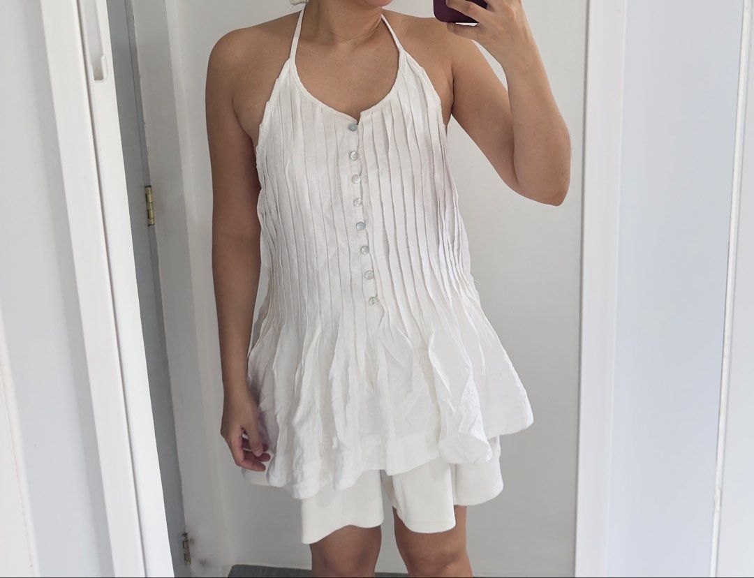 Halter Top (Category: Sleeveless) located in Batangas. Submitted by vybxx (Listing ID 1467179866, Image 3). Description: Fits to Medium-Large body frame MY BODY FRAME (S-M) Bust - 34A Waist - 27 Height - 5'2 Ship via J&T + 80 sf Location: Batangas City.