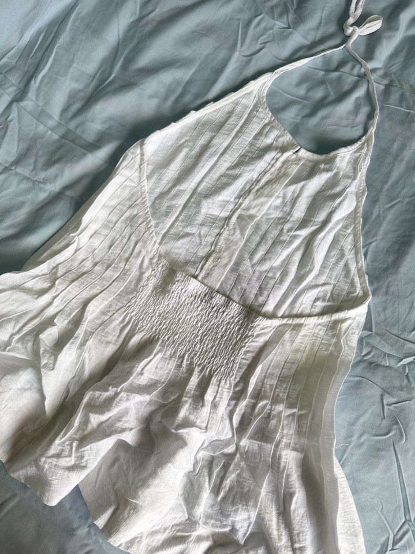 Halter Top (Category: Sleeveless) located in Batangas. Submitted by vybxx (Listing ID 1467179866, Image 2). Description: Fits to Medium-Large body frame MY BODY FRAME (S-M) Bust - 34A Waist - 27 Height - 5'2 Ship via J&T + 80 sf Location: Batangas City.