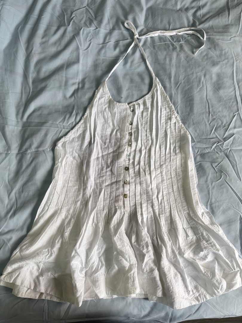 Halter Top (Category: Sleeveless) located in Batangas. Submitted by vybxx (Listing ID 1467179866, Image 1). Description: Fits to Medium-Large body frame MY BODY FRAME (S-M) Bust - 34A Waist - 27 Height - 5'2 Ship via J&T + 80 sf Location: Batangas City.