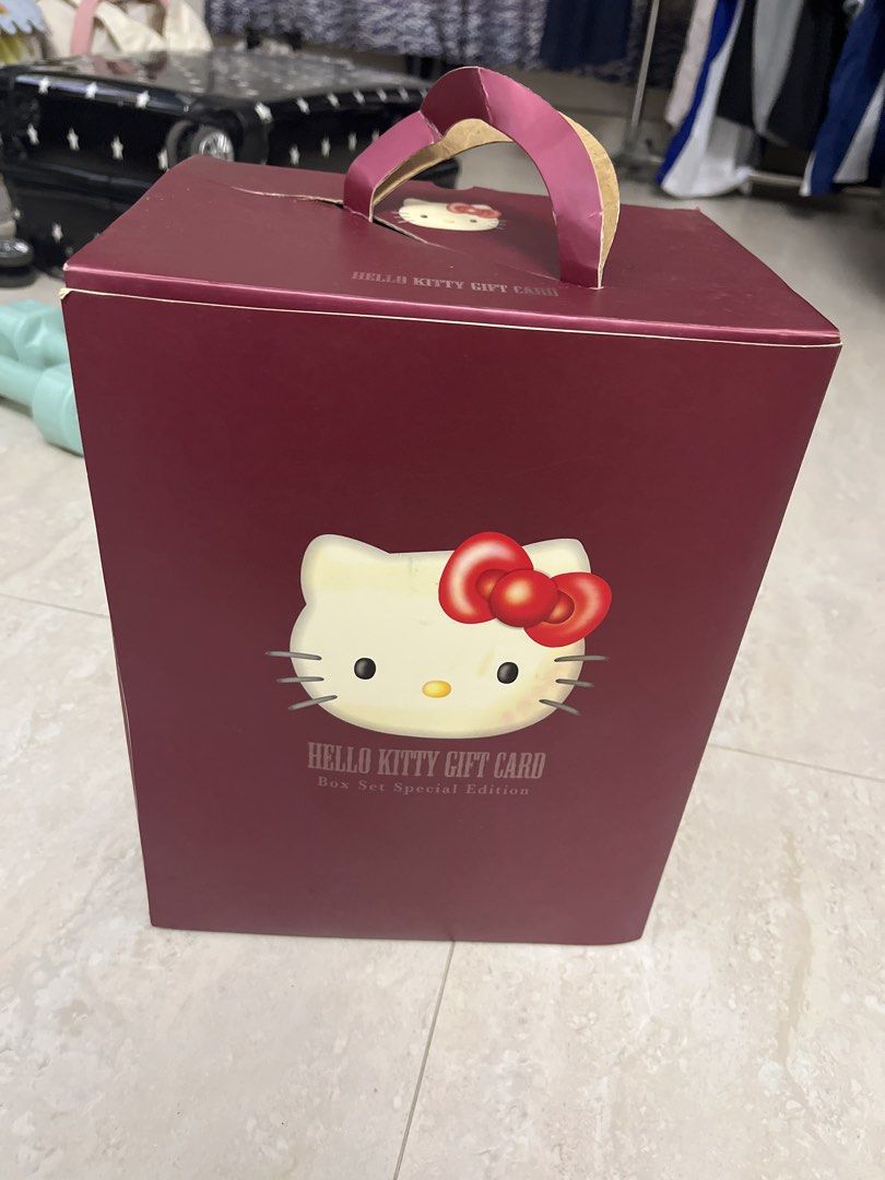 Hello Kitty Gift Card Box Set 特別版公仔 （分類：動漫角色周邊）位於 Hong Kong。 由 holamcat 提交（商品編號 1467331816，圖片 1）。簡介： Hello Kitty Gift Card Box Set 特別版，入面有 Hello Kitty 毛絨公仔，連埋精美酒紅色禮盒同手挽帶。送禮或者 Sanrio 粉絲收藏都啱。盒身有開口設計，公仔一直喺入面保護得好好，新淨企理。。