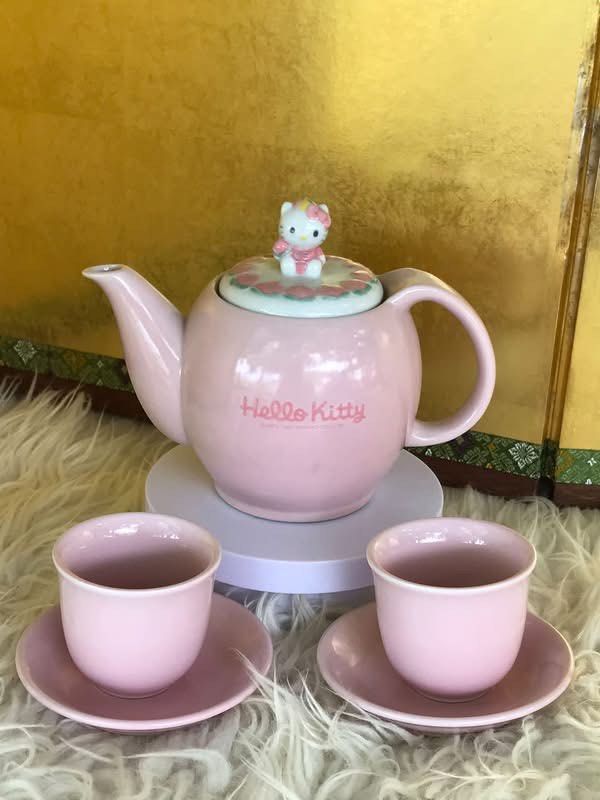 Hello Kitty Pink Teapot Set with Two Cups and Saucers (Category: Coffee & Tea Tableware) located in Manila. Submitted by janetecson05 (Listing ID 1467198391, Image 1). Description: - Authentic Sanrio Kitty ceramic tea set - Includes 1 teapot with sculpted Kitty figurine lid, 2 matching tea cups, and 2 saucers - Soft pastel pink design with cute Kitty text logo - Perfect for tea parties, room decor, or collector display - Ideal gift for Sanrio and