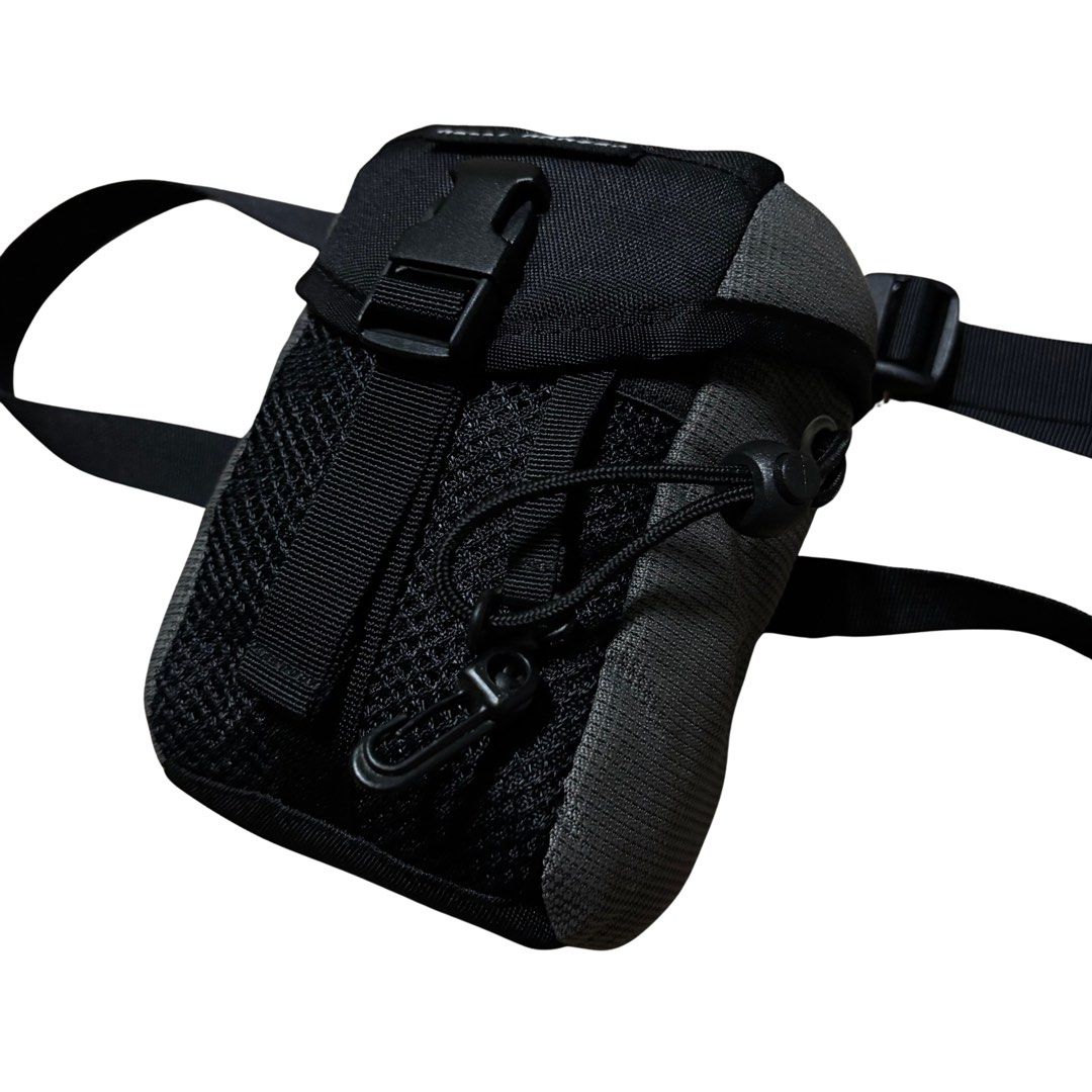 Helly Hansen Chalk Bag (Category: Belt bags, Clutches and Pouches) located in Muntinlupa City. Submitted by rtyfck (Listing ID 1467341109, Image 2). Description: Helly Hansen Chalk Bag Details : •Width : 6 •Length : 8 •Size : OS •Issue : none •Condition : Used •₱1,280.